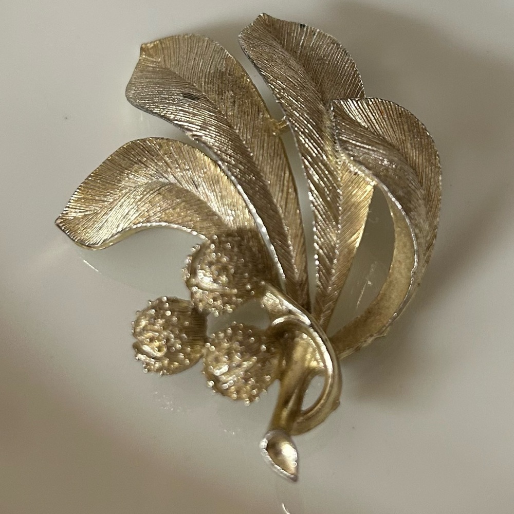 Vintage Lisner Brushed Gold Tone Metal Leaf Brooch
